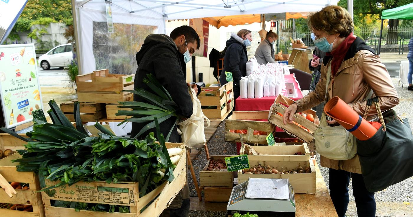 Marché des producteurs sur le parvis de l'Hôtel du Département