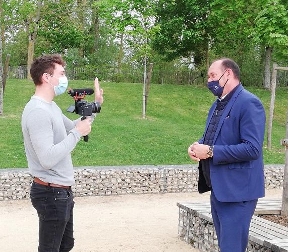 Léonard Berducat interviewant le président Marc Gaudet