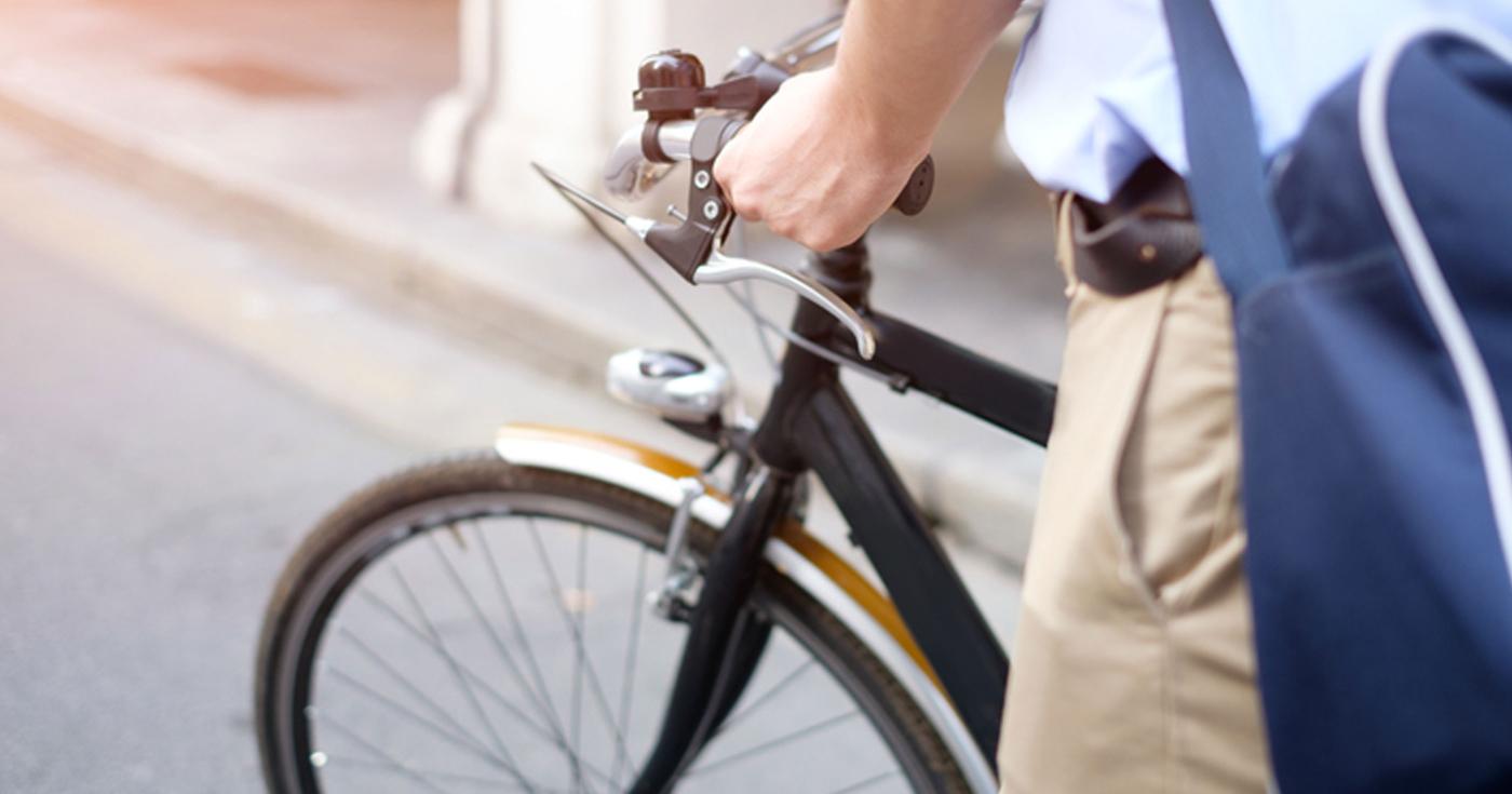 Au boulot à vélo ! main + guidon