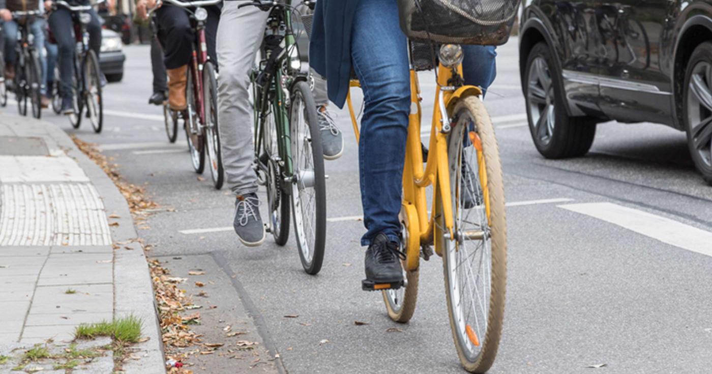 Au boulot à vélo ! Plusieurs cyclistes