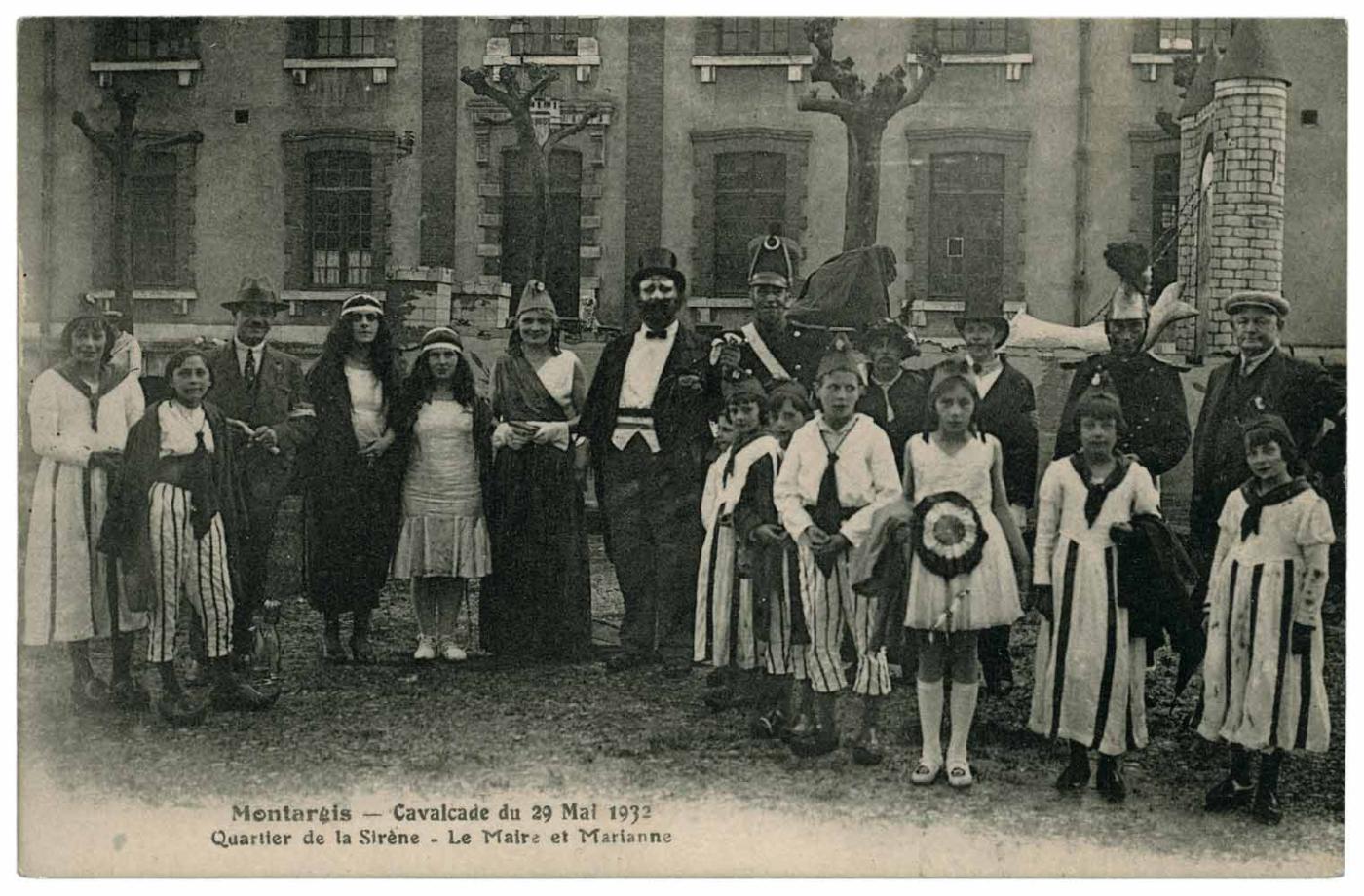 Carte postale ancienne sur la Cavalcade du 29 mai 1932 à Montargis