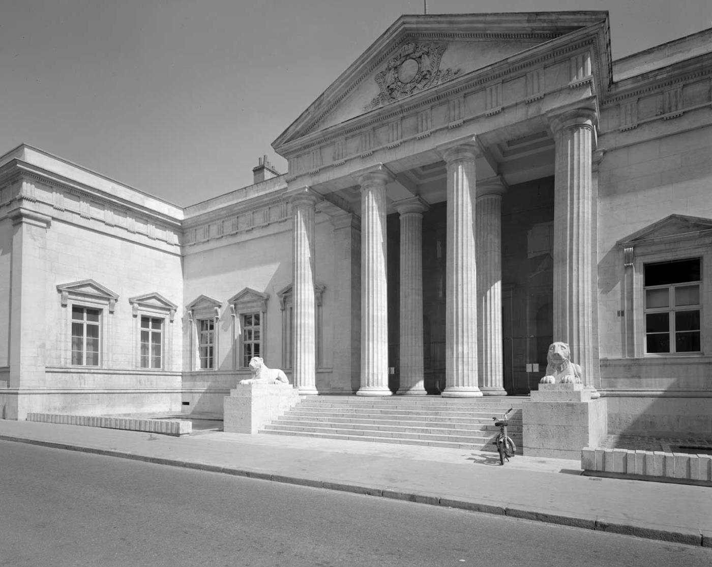 Façade du palais de justice d’Orléans, août 1973.