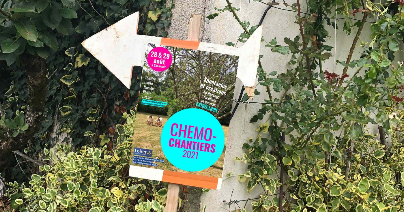 À Chemault dans le Loiret, Chemo-chantiers : un festival de spectacles, d’initiatives en cours, en devenir ou en vrac ! Affiche du festival collée sur un panneau en forme de flèche en bois