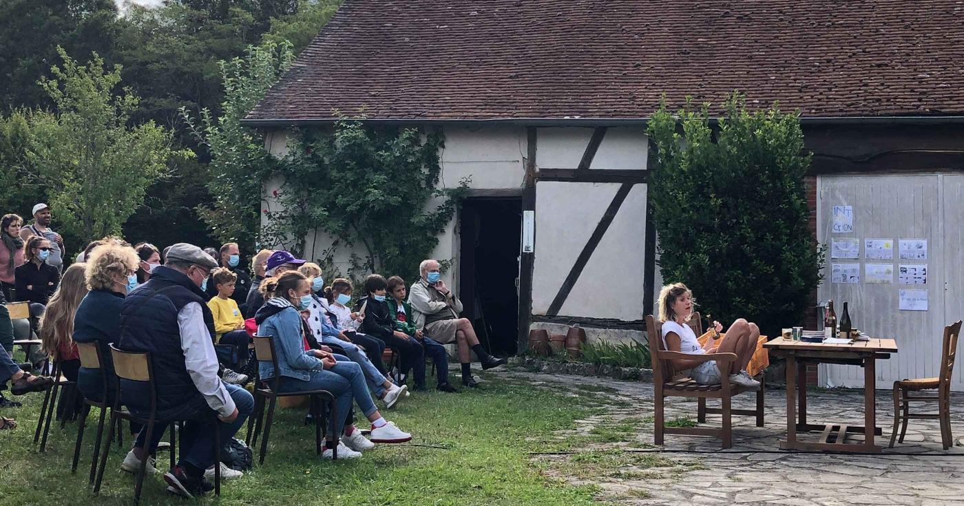 À Chemault dans le Loiret, Chemo-chantiers : un festival de spectacles, d’initiatives en cours, en devenir ou en vrac ! spectacle devant des spectateur, une femme seule en scène