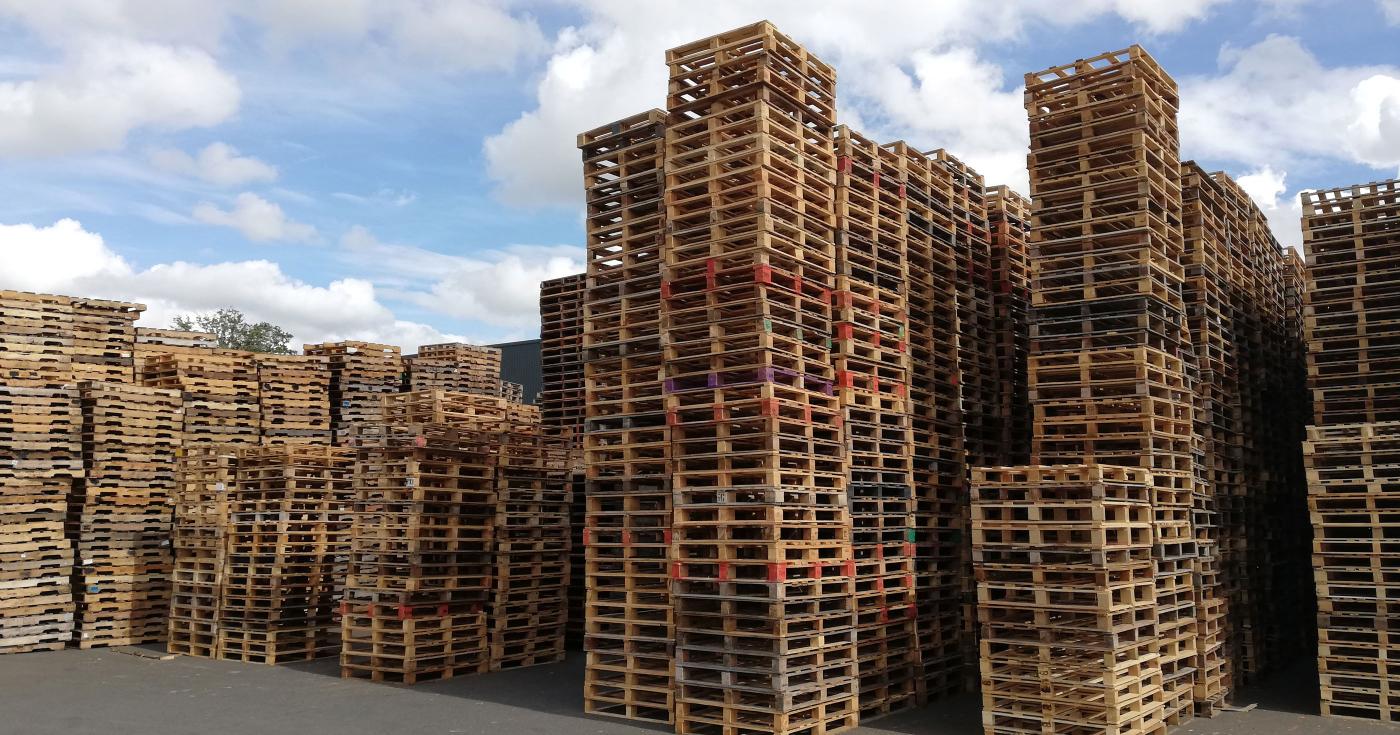 Piles de palettes dans la cour du site d'Ormes de Burban palettes