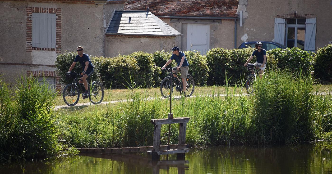 Cyclistes pédalant au bord du canal d'Orléans à Chailly-en-Gâtinais