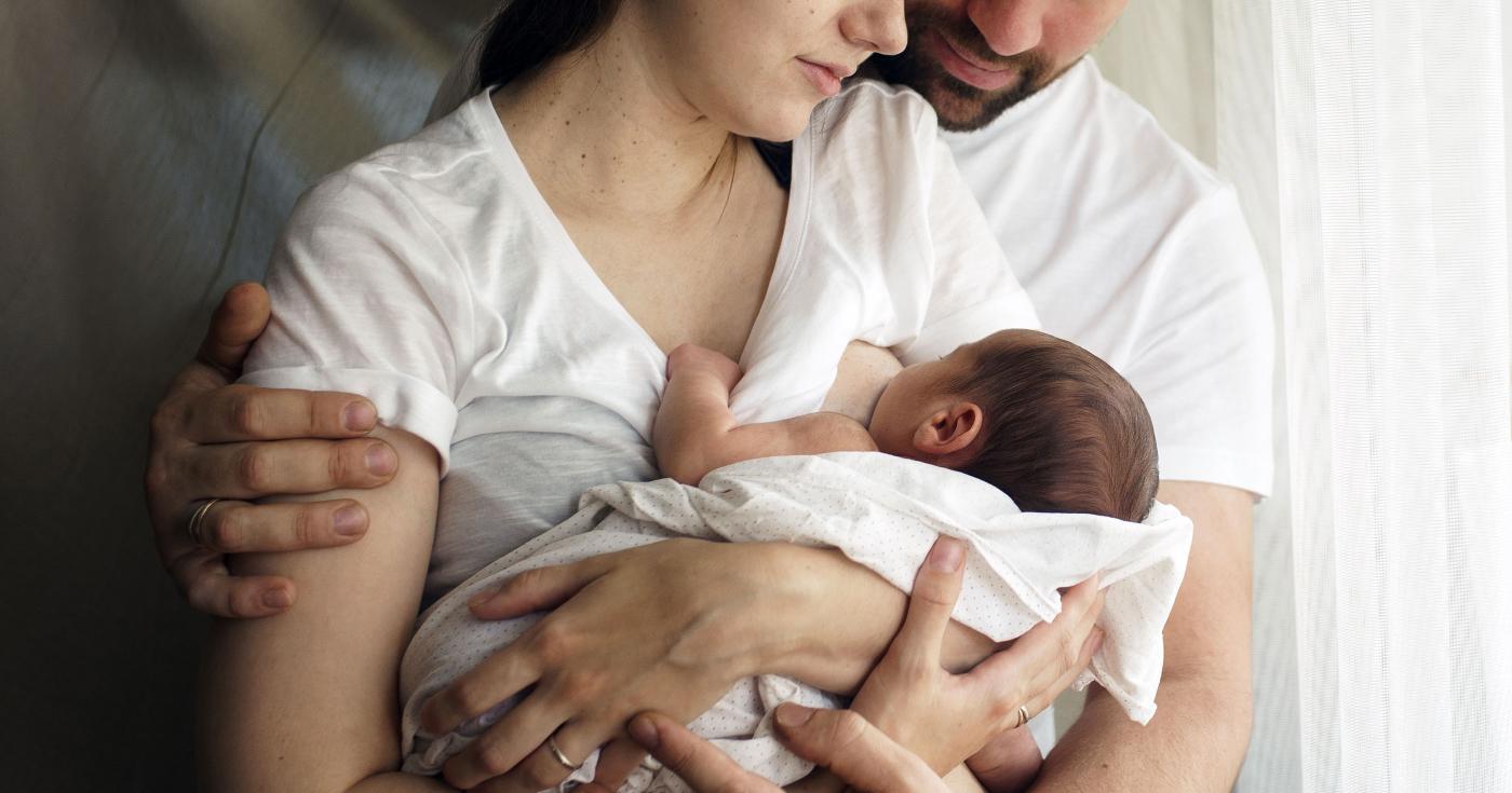 Allaitement de bébé avec papa enlaçant maman