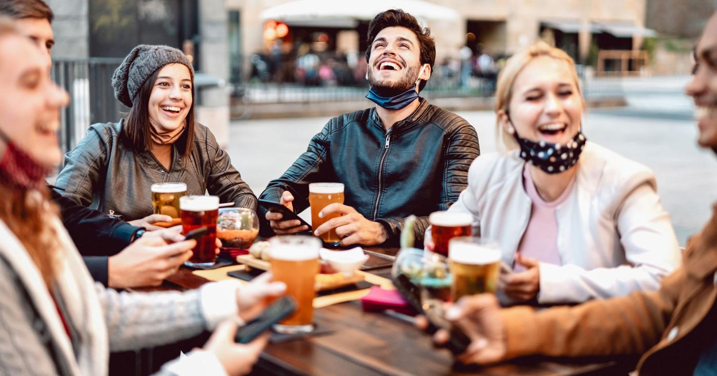 Jeunes buvant de la bière durant un festival