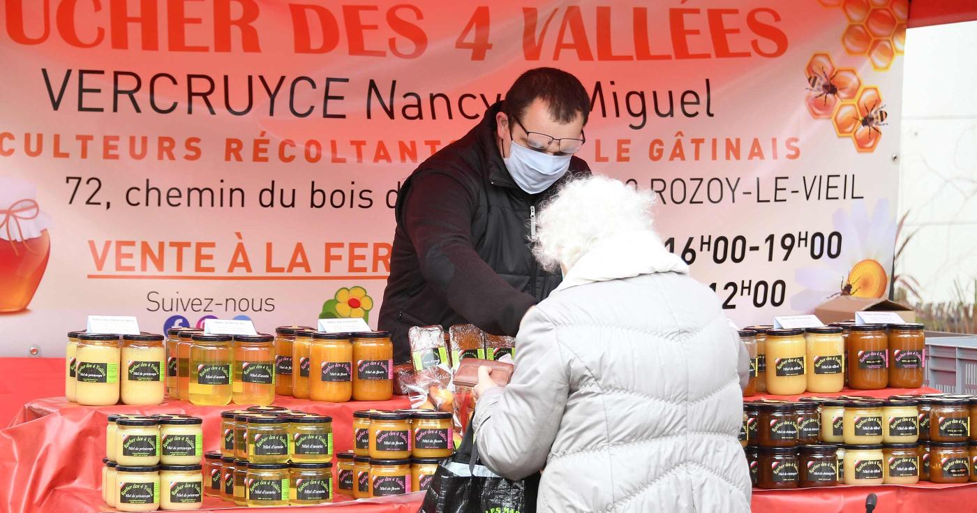 Loiret : le marché des producteurs s’installe au parc Pasteur à Orléans - miel