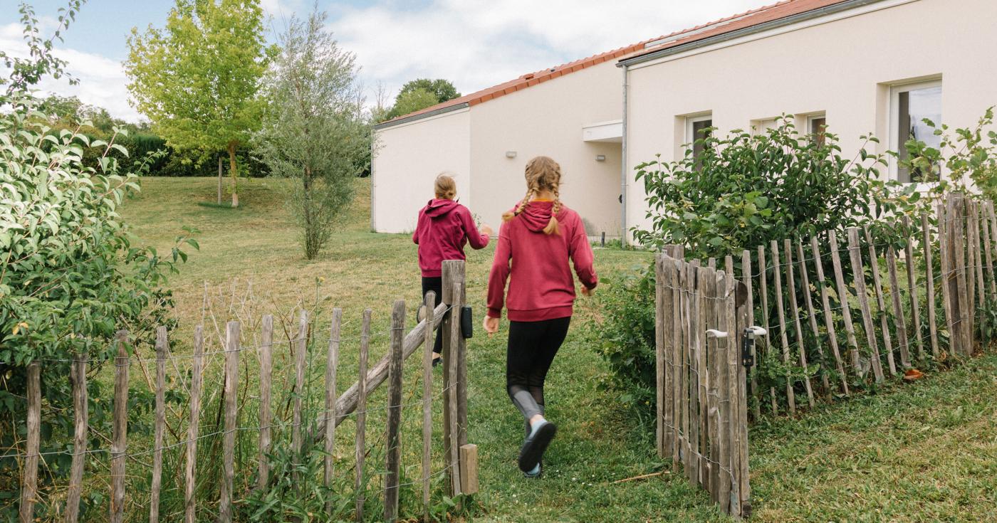 Deux jeunes filles jouant dans le Village d'enfants d'Amilly