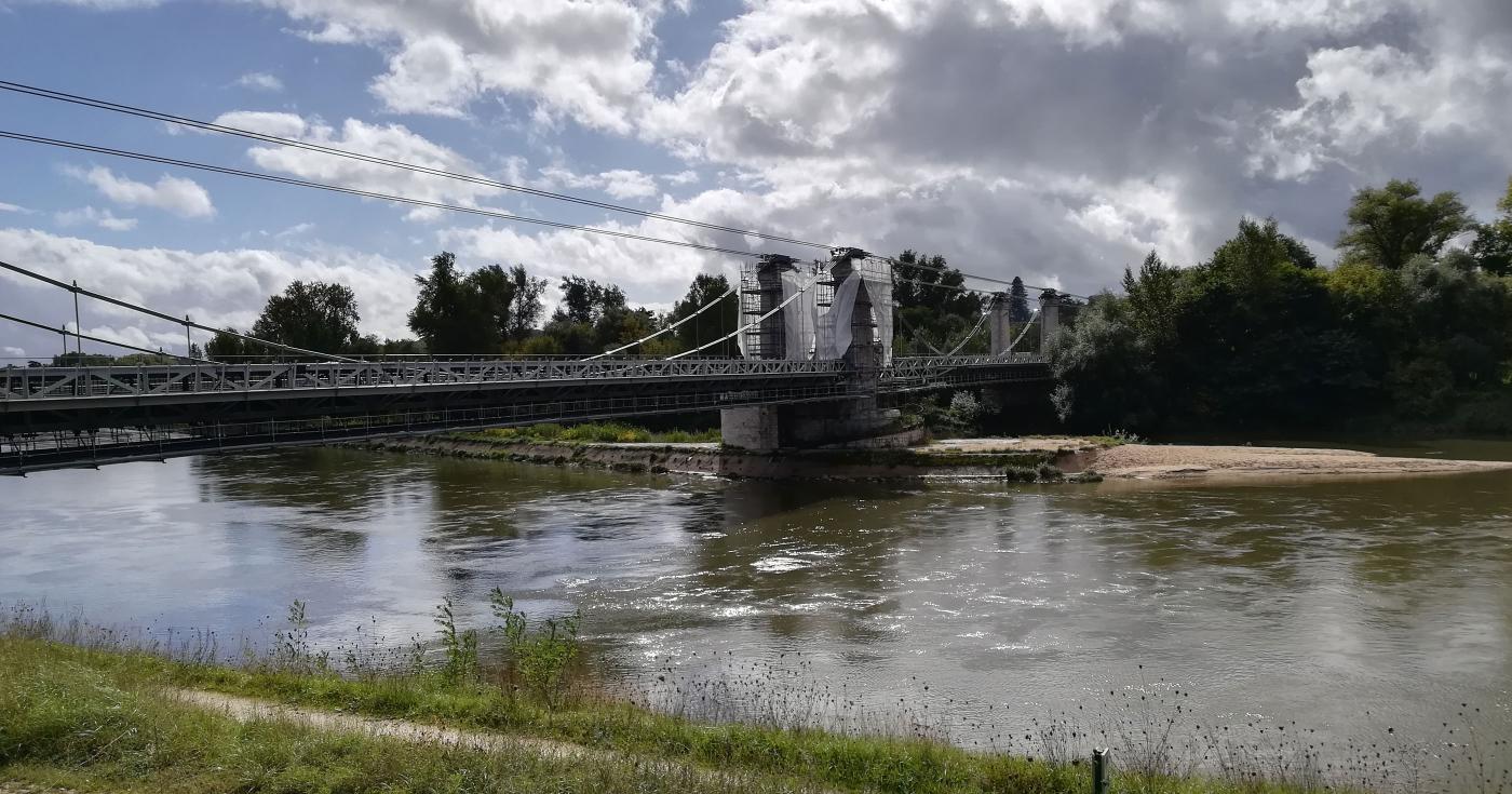 Le pont de Châtillon-sur-Loire vu depuis la rive, le 5 octobre