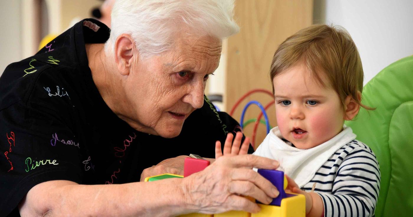 Vieille dame jouant avec un très jeune enfant