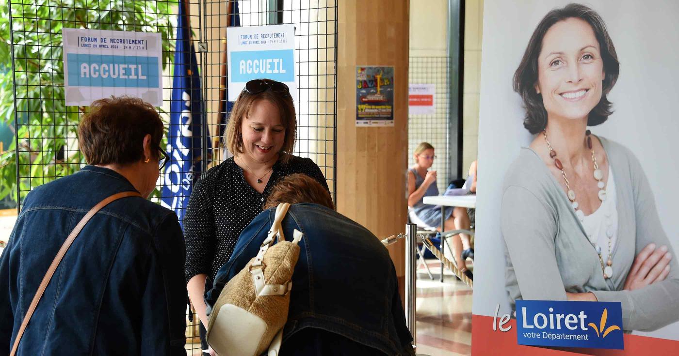 Accueil de personnes dans un forum de recrutement organisé par le Département du Loiret