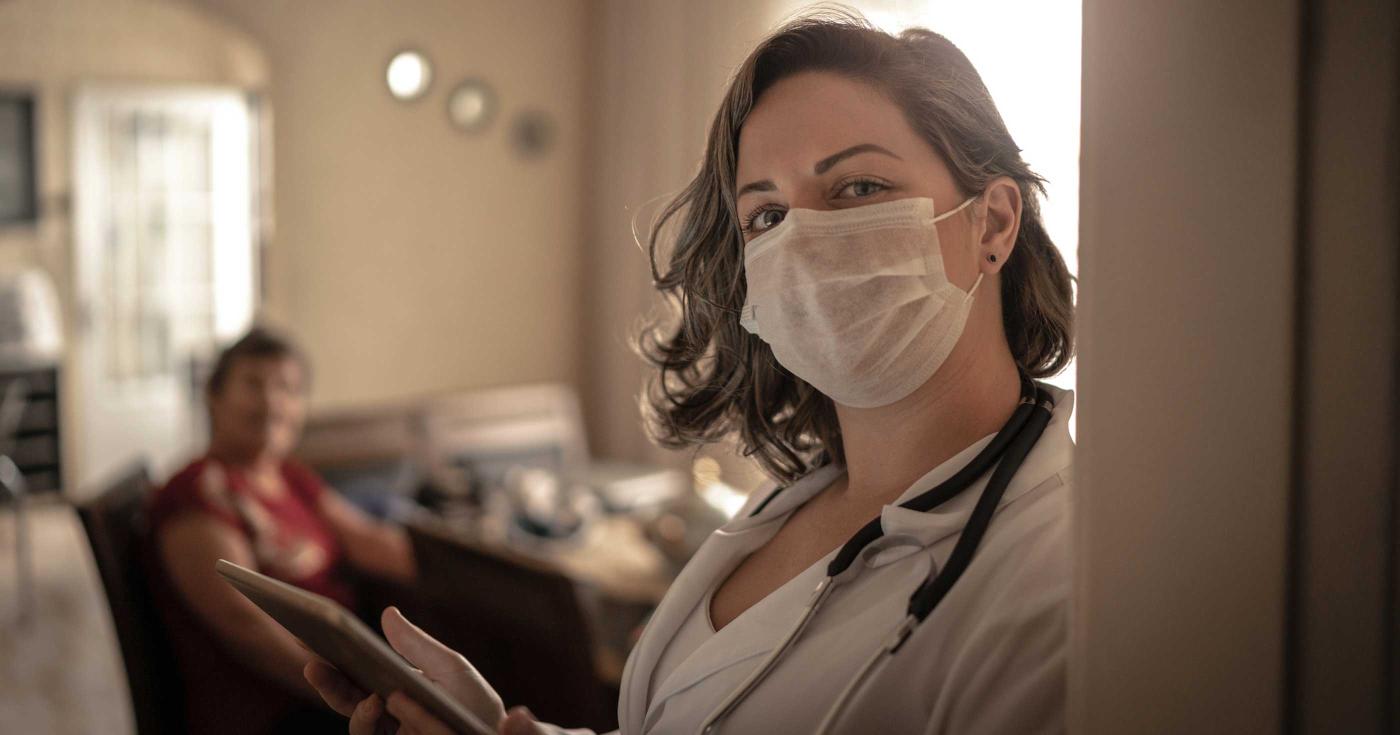 Femme médecin avec un patient dans son cabinet médical