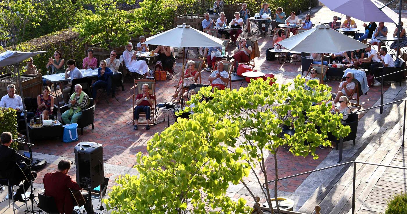 Petit concert sur la terrasse du château de Gien avec du public