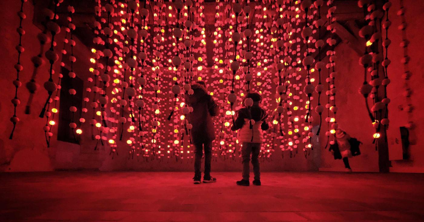 Le château de Beaugency à l’assaut des arts numériques - expo lumière rouge