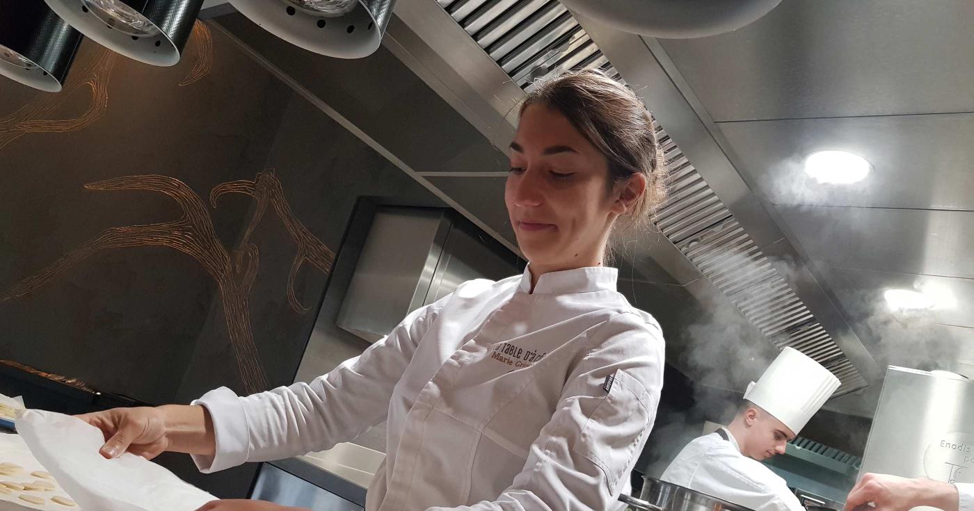 Marie Gricourt, une cheffe aux petits oignons - Marie Gricourt cuisinant 1