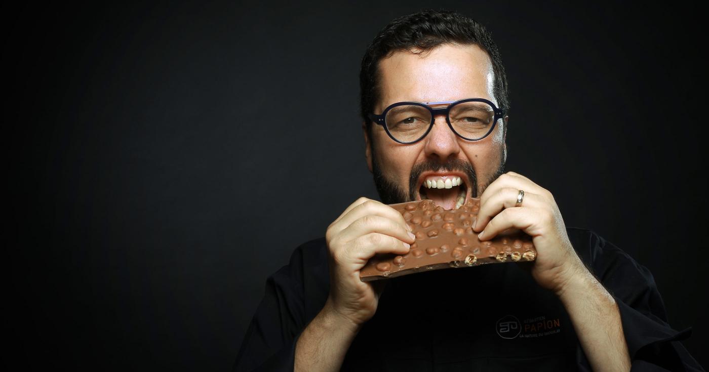 Sébastien Papion inscrit sa passion sur ses tablettes - portrait Papion dévorant une tablette de chocolat