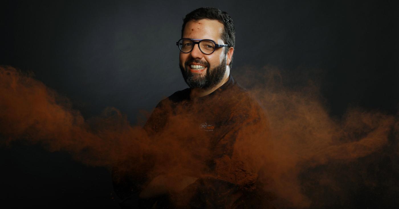 Sébastien Papion inscrit sa passion sur ses tablettes - portrait Papion entouré de poudre de cacao