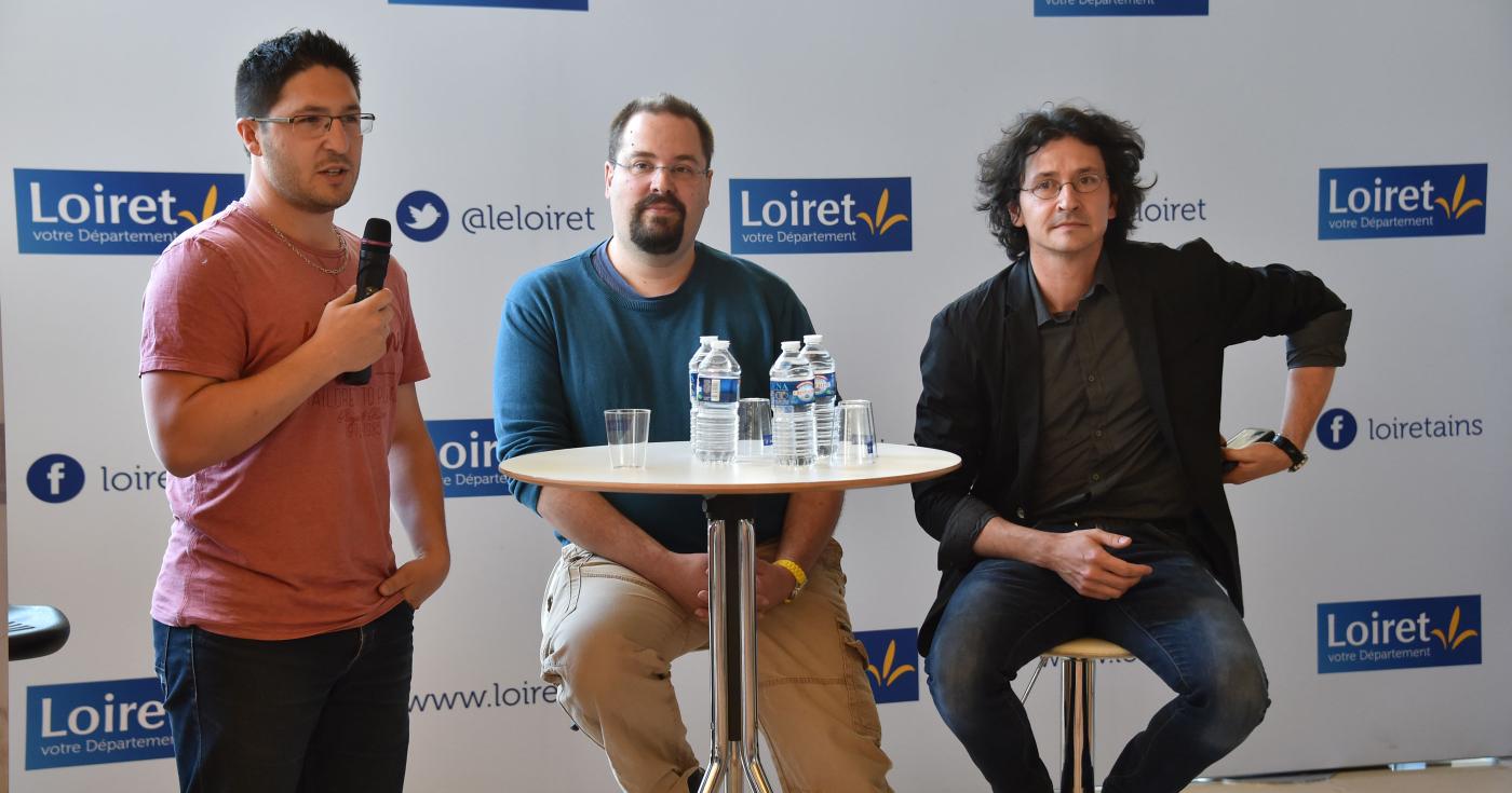 Christophe Cointault (à gauche), mangaka loirétain, lors de la remise des prix Manga Loiret en 2017