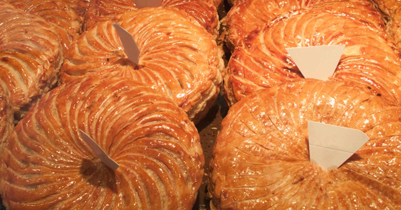 La meilleure galette des rois existe, elle est dans le Loiret ! un étalage de galettes