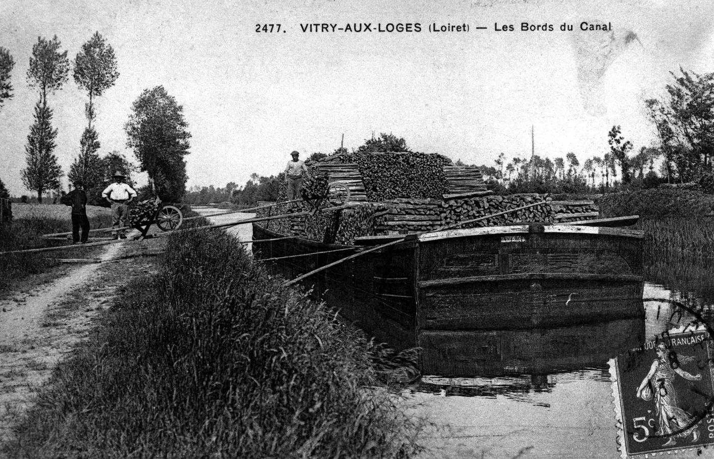 Carte postale ancienne du canal à Vitry-aux-Loges avec une  péniche