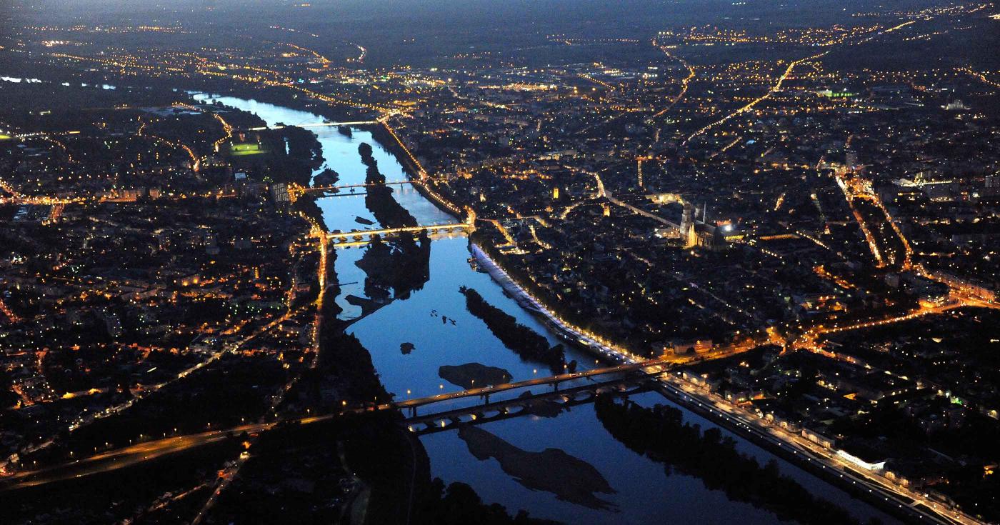 Le niveau de la Loire est-il exceptionnellement haut ? La Loire à Orléans vue de nuit et d'hélico