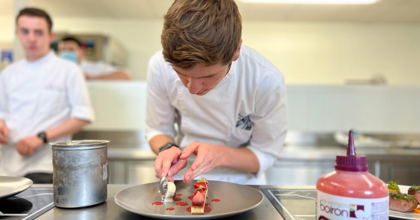 Menu signature Loiret : de futurs cuisiniers participent au concours ! élève préparant un dessert
