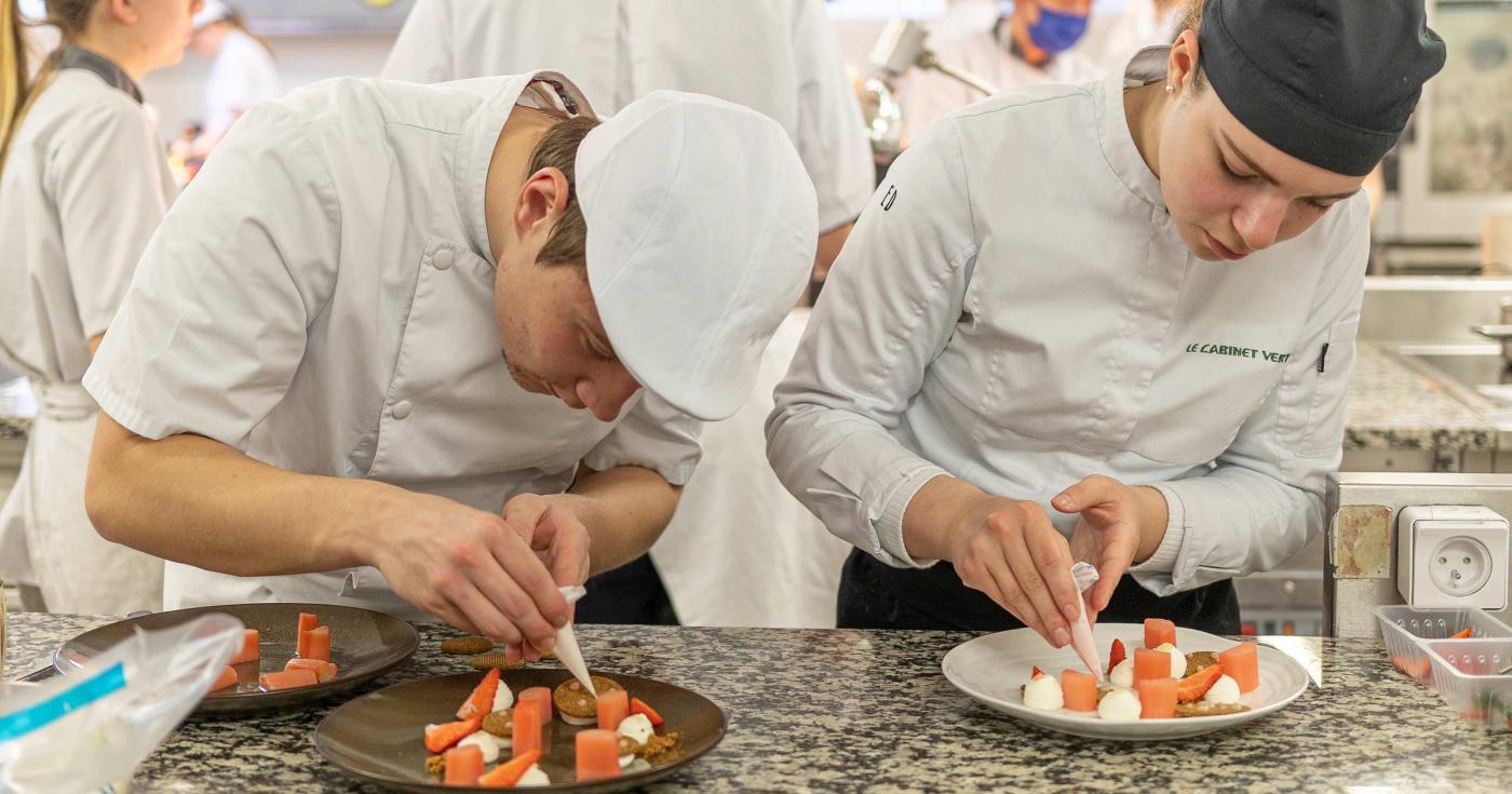 Menu signature, la future identité gastronomique du Loiret - CFA Orléans 2 apprentis en pâtisserie en train de préparer un dessert