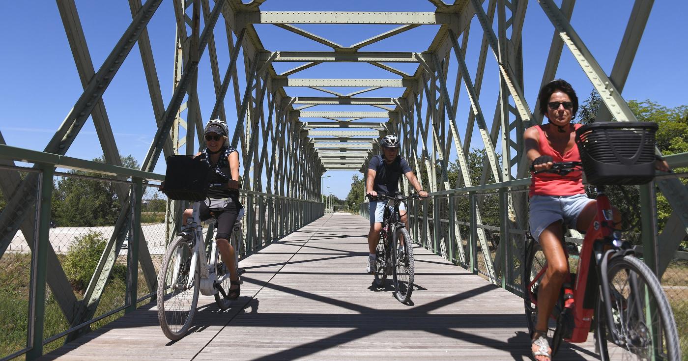 Cyclistes sur la passerelle piétons-cycles entre Sully-sur-Loire et Saint-Père-sur-Loire