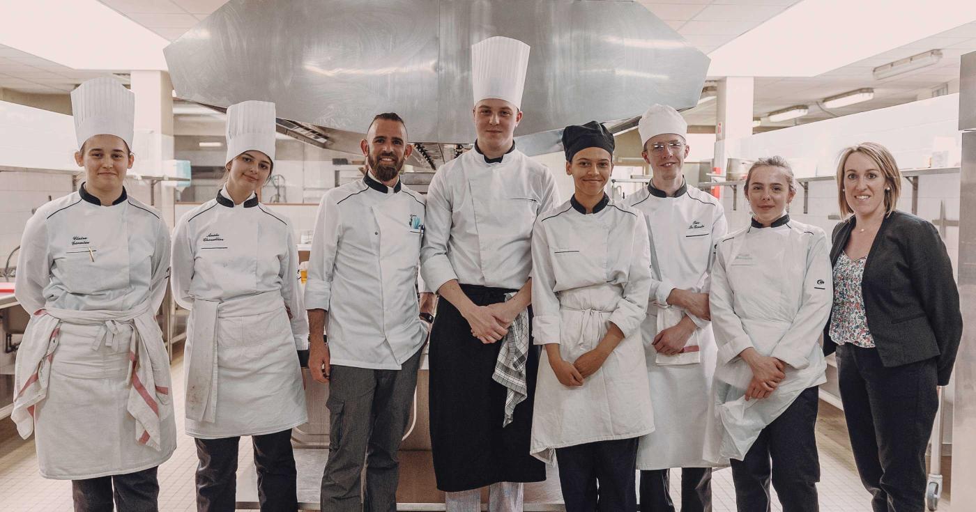 Les élèves de l’école Saint-Louis à Montargis se préparent pour le Menu signature Loiret  - groupe