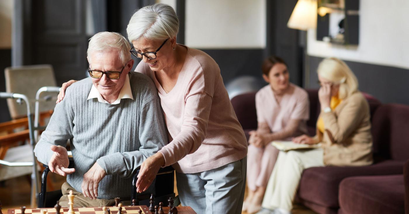 Personnes âgées jouant aux échecs dans un Ehpad