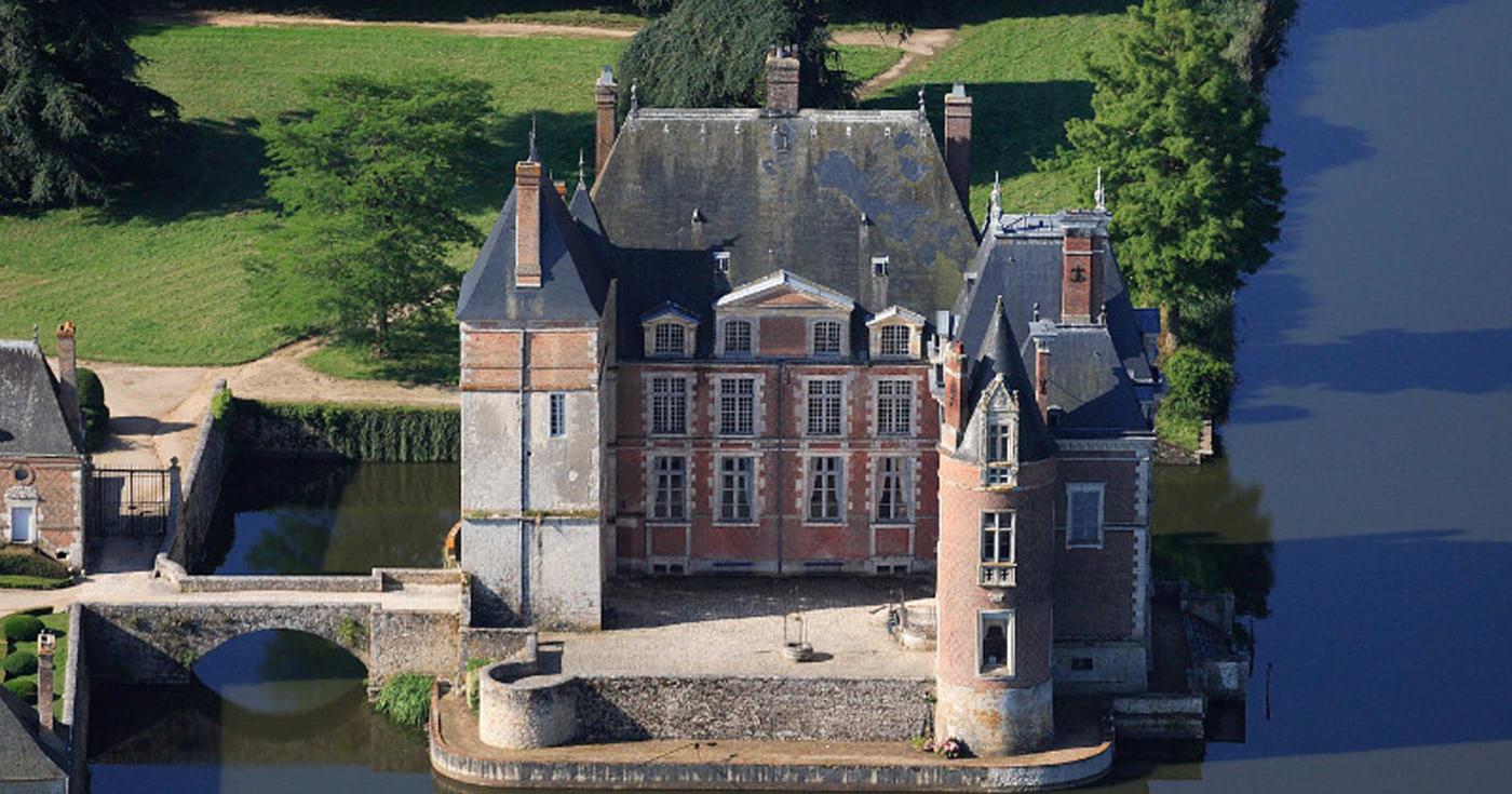 La vie de châteaux dans le Loiret - La Bussière vue du ciel