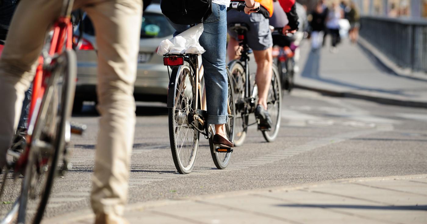 Piétons, vélos et voitures en ville