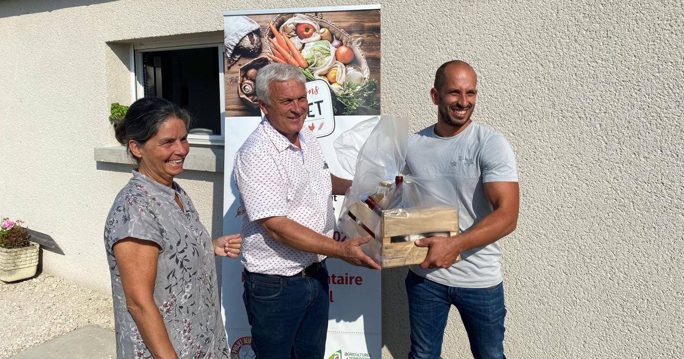 Felipe Amorim reçoit son prix des mains de Jean-Michel Fortin, président de la Chambre d'agriculture du Loiret, aux côtés de Pauline Martin, maire de Meung-sur-Loire et vice-présidente du Département