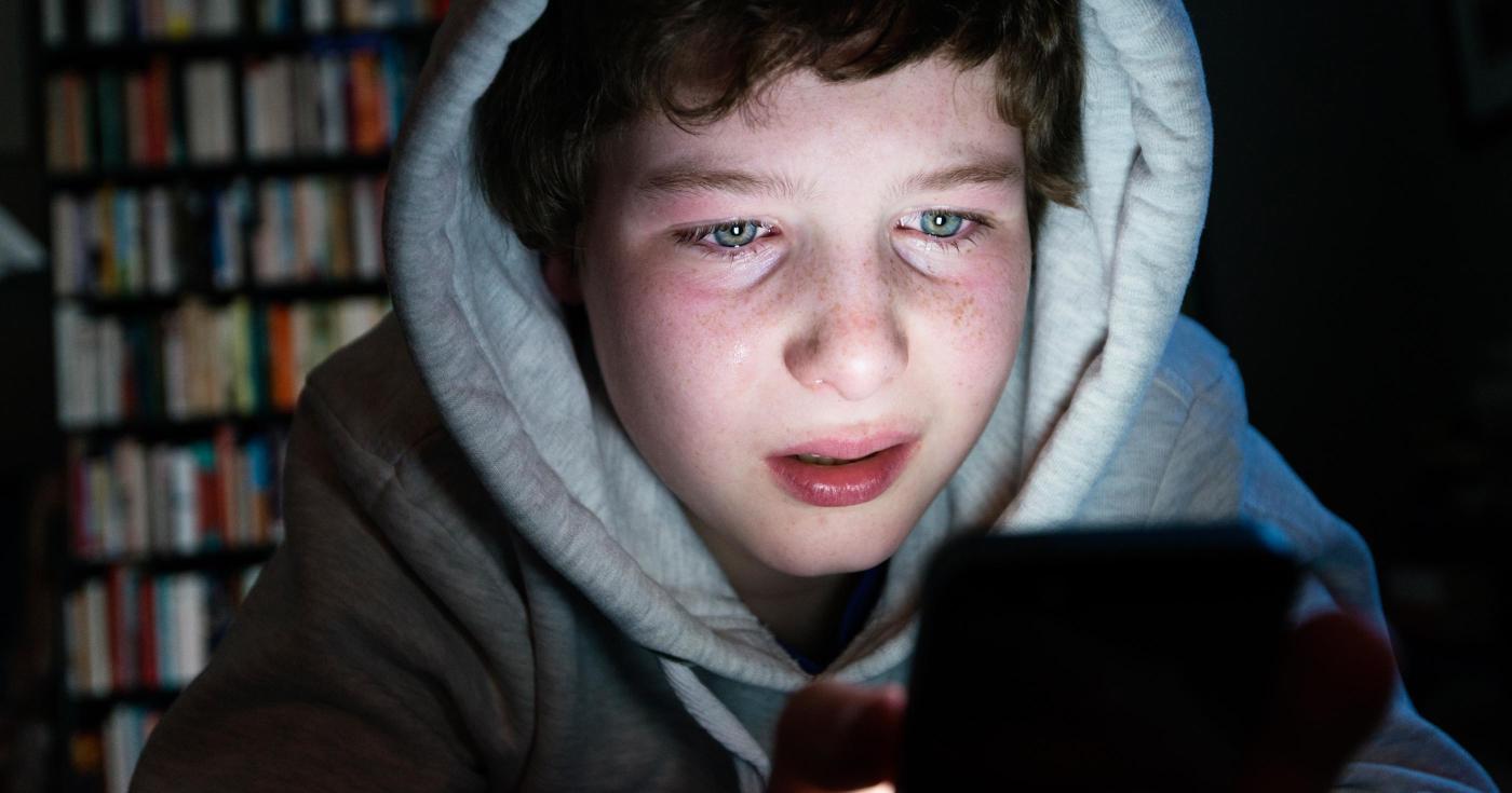 Moins d’écrans ? Un jeu d’enfant ! Ado en pleurs devant son téléphone portable