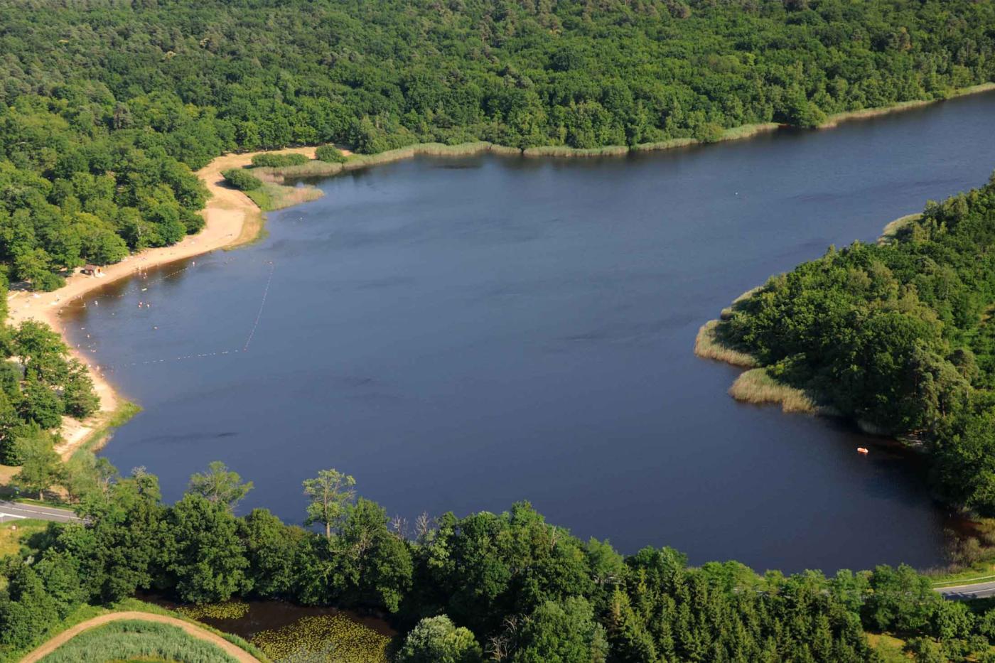 Vue aérienne de l'étang des Bois et de sa base de loisirs 
