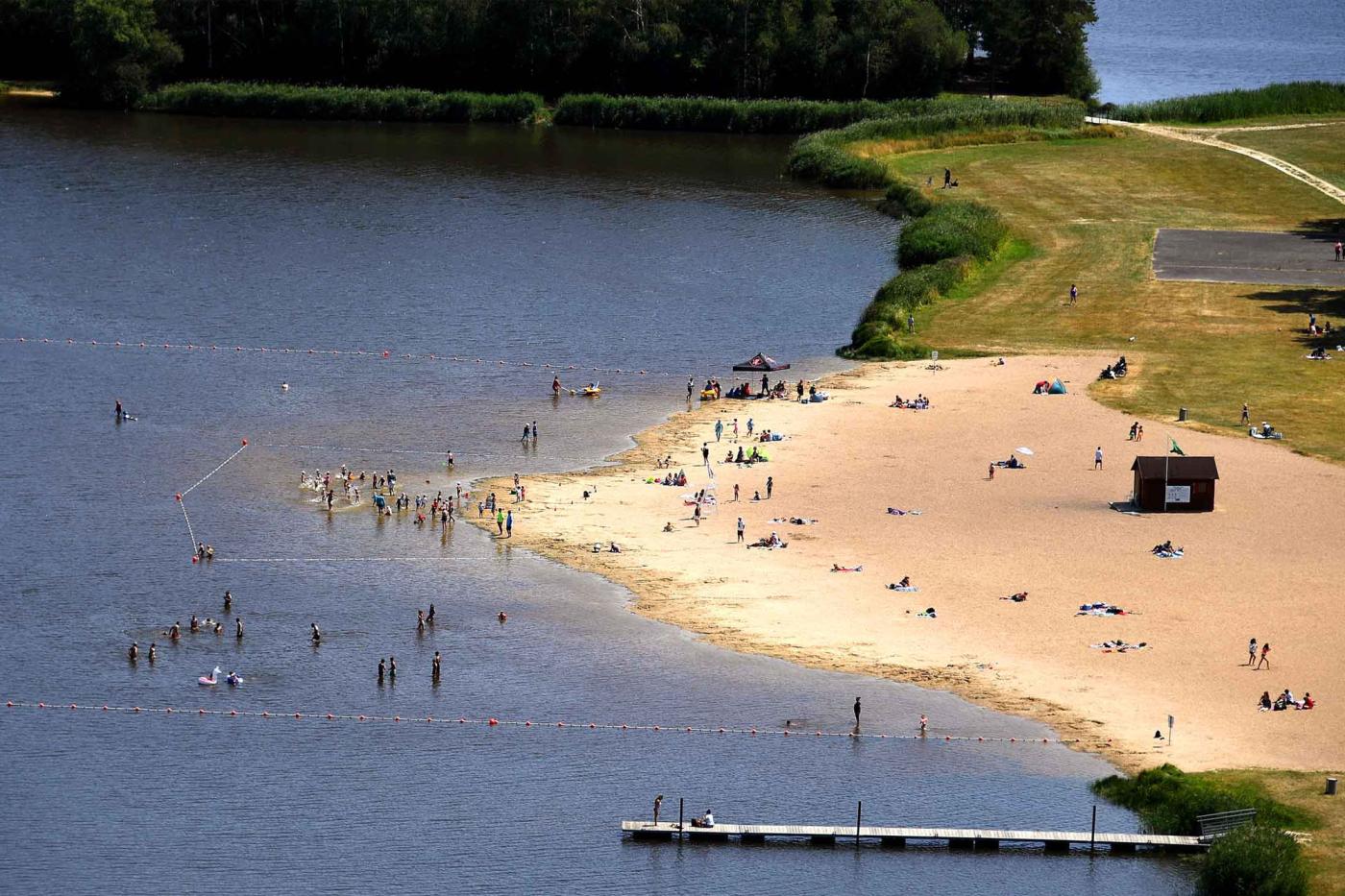 Vue aérienne de la plage de l'étang de la Vallée à Combreux