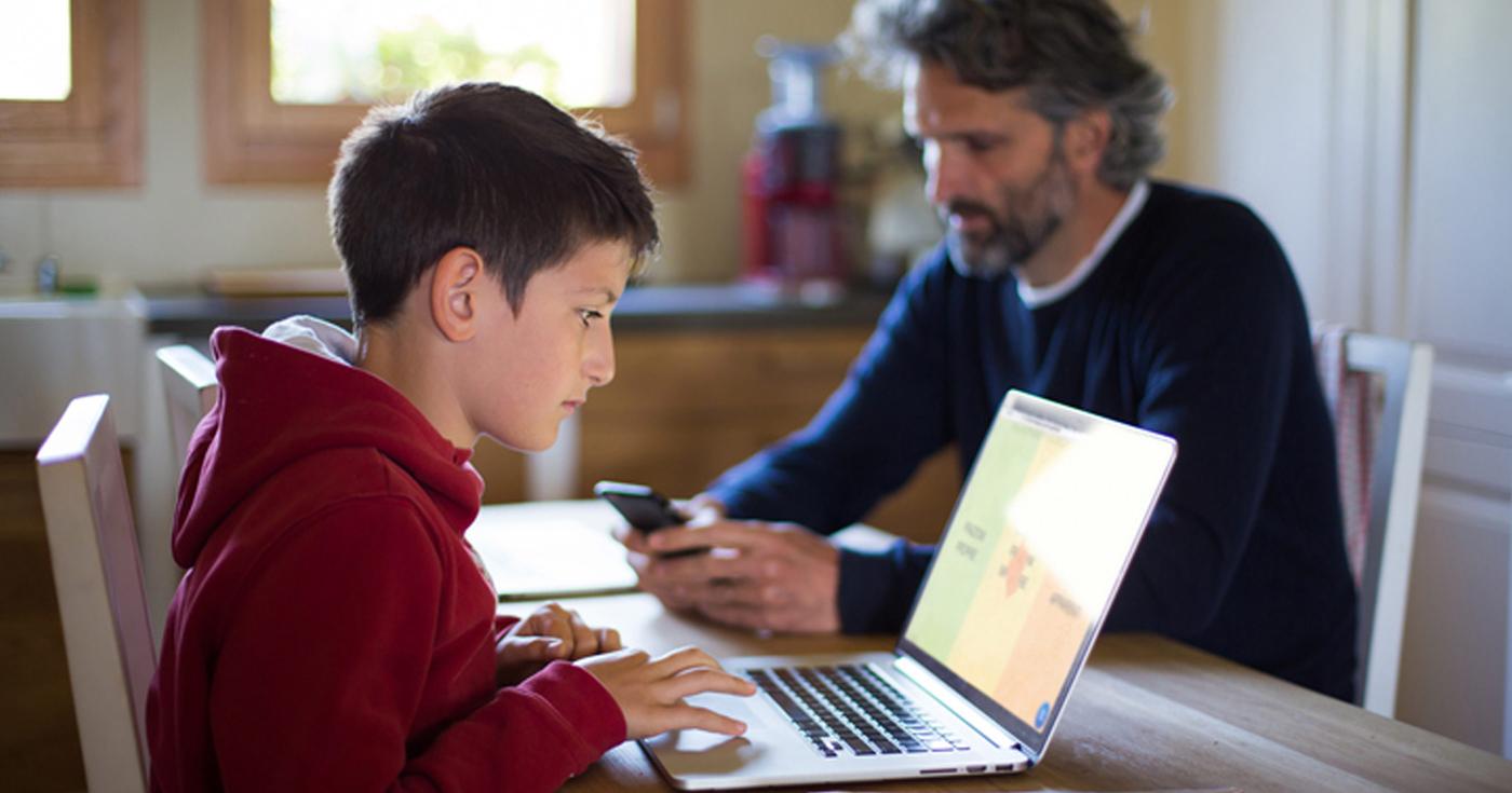 Moins d’écrans ? Un jeu d’enfant !? Père et fils devant leurs écrans