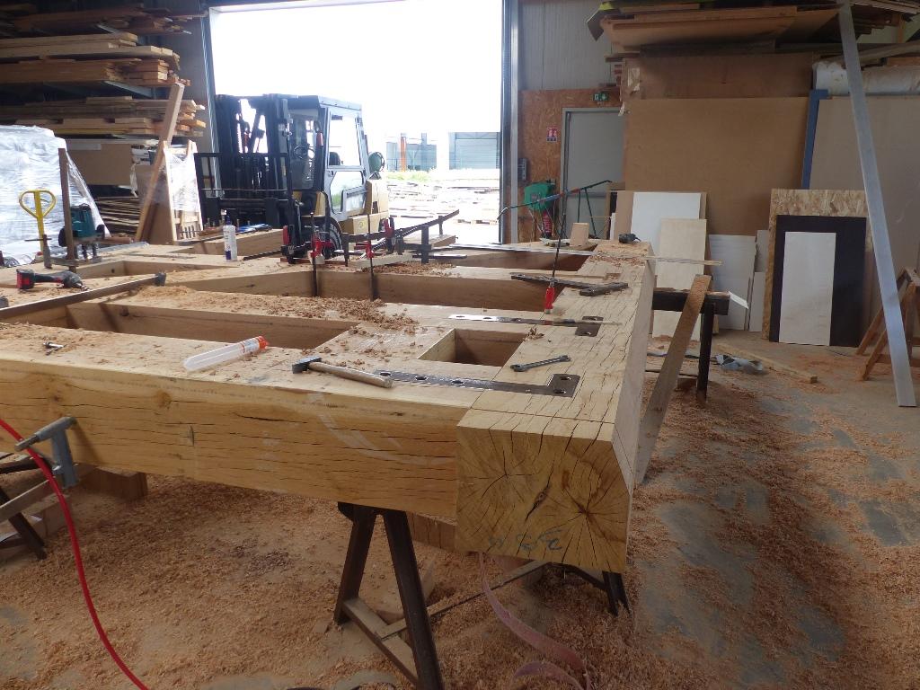 portes d'écluse en bois en construction à l'atelier du menuisier