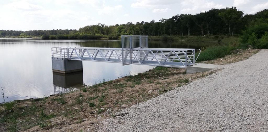 passerelle métallique s'avançant sur l'eau à l'étang d'Orléans (Vieilles-Maisons-sur-Joudry)