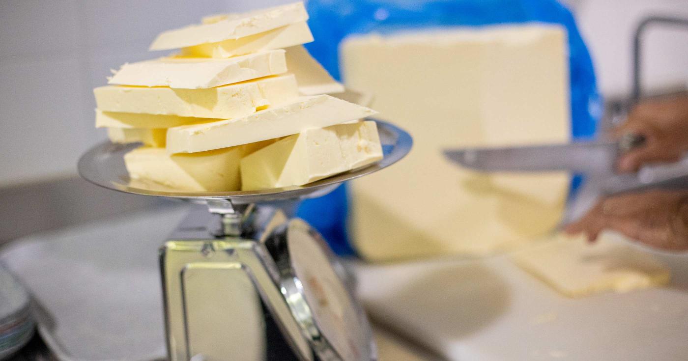 Le menu signature Loiret s’invite au collège ! beurre en train d'être pesé