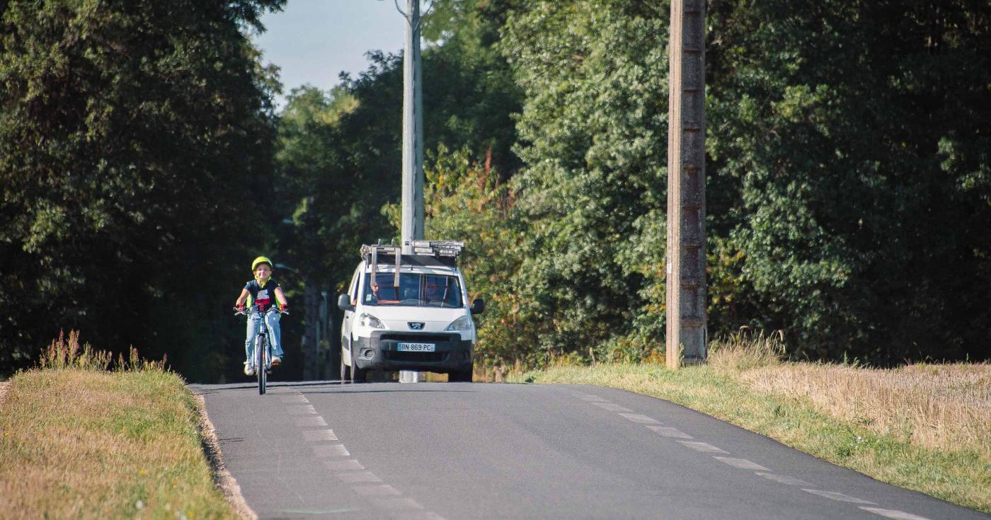 À vélo… la sécurité avant tout ! collégien à vélo sur une route de campagne