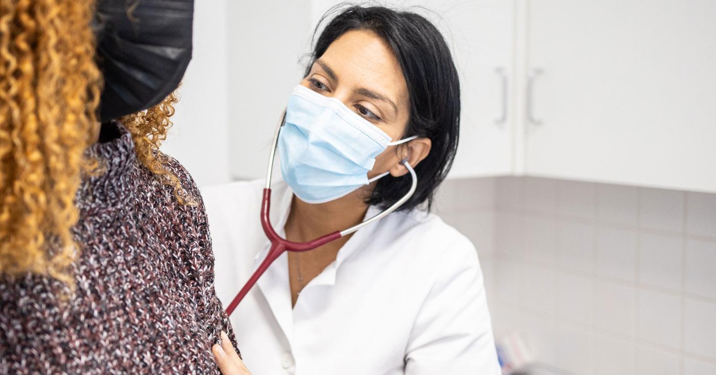 Latifa Miqyass, médecin généraliste à Bazoches-les-Gallerandes, en train d'examiner une patiente