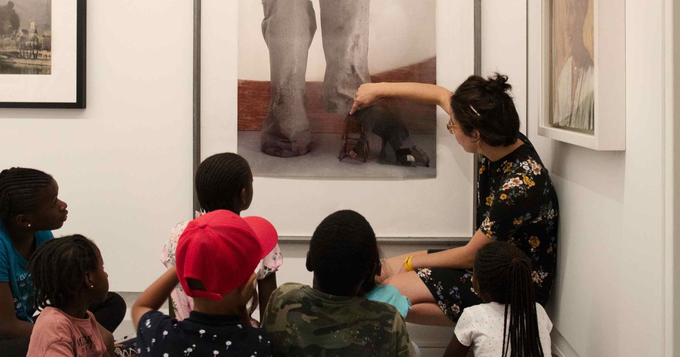 Dans le Loiret, les marmots sont invités au MuMo ! Enfants devant un tableau