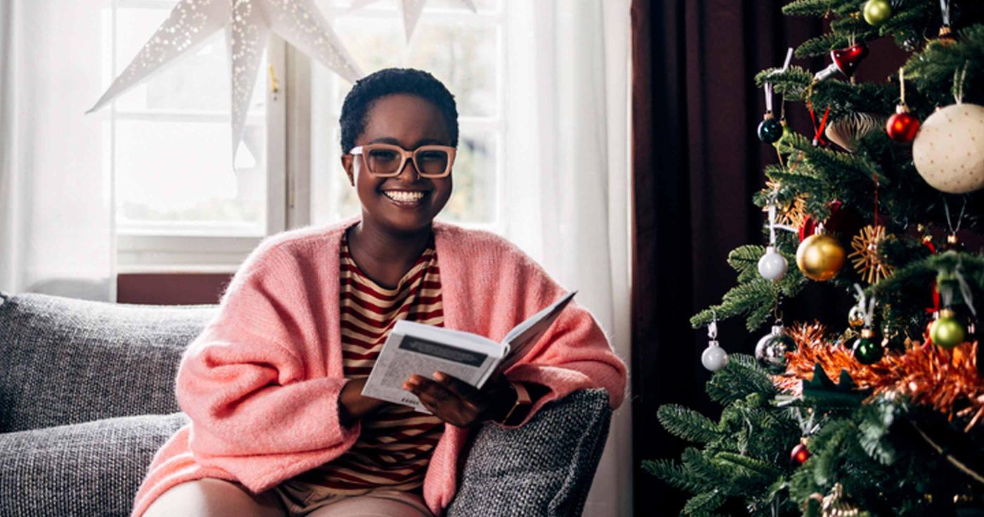 Loiret : sélection de CD et livres du cru à offrir à Noël - femme lisant près d'un sapin