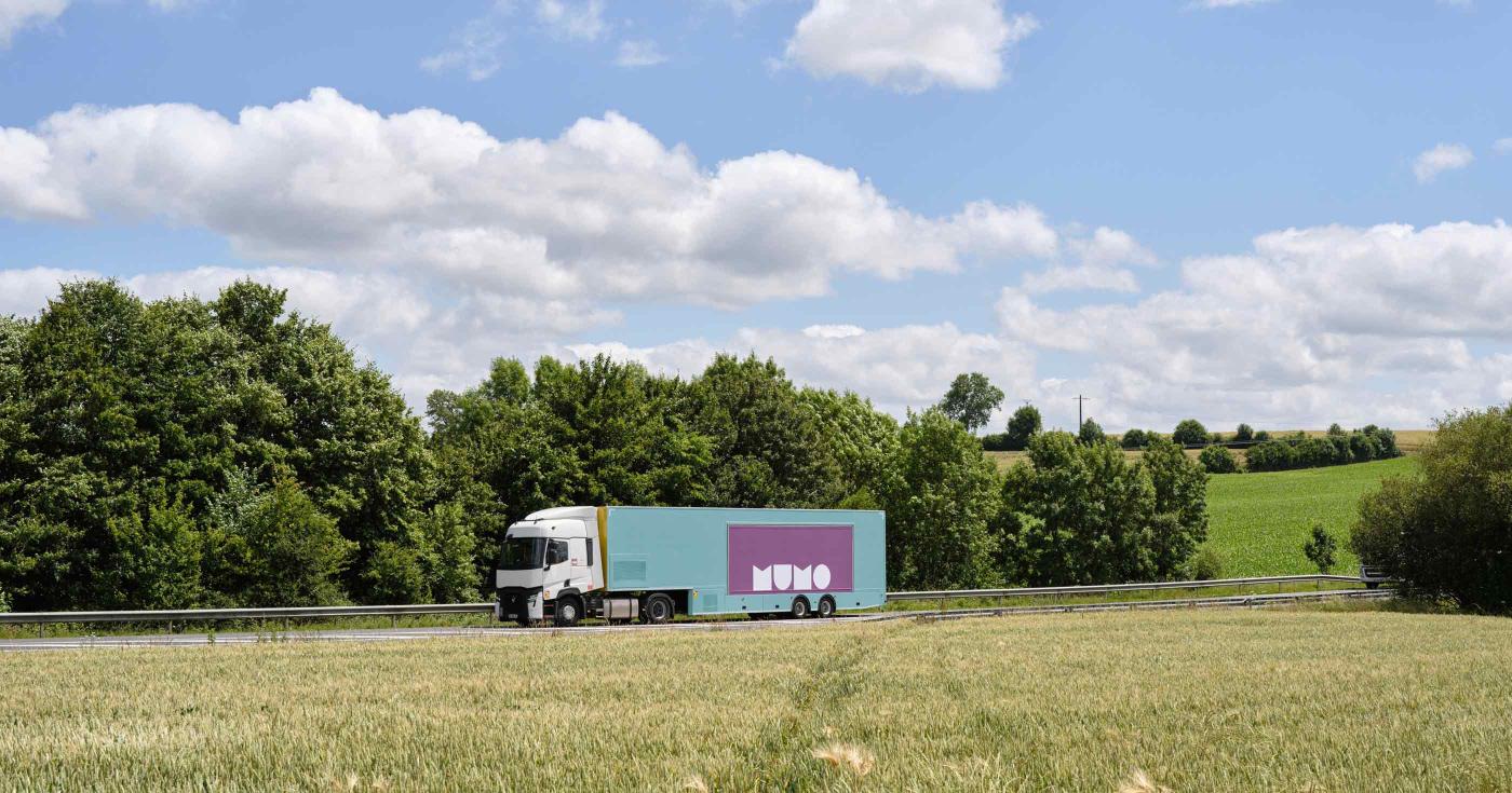 Dans le Loiret, les marmots sont invités au MuMo ! Camion en train de rouler