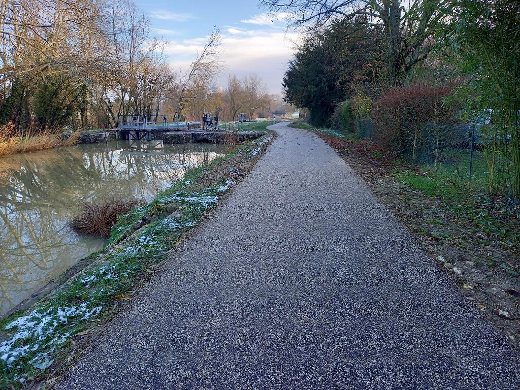 véloroute au bord du canal d'Orléans à l'approche de l'écluse de Ste Catherine à Pannes-Loiret