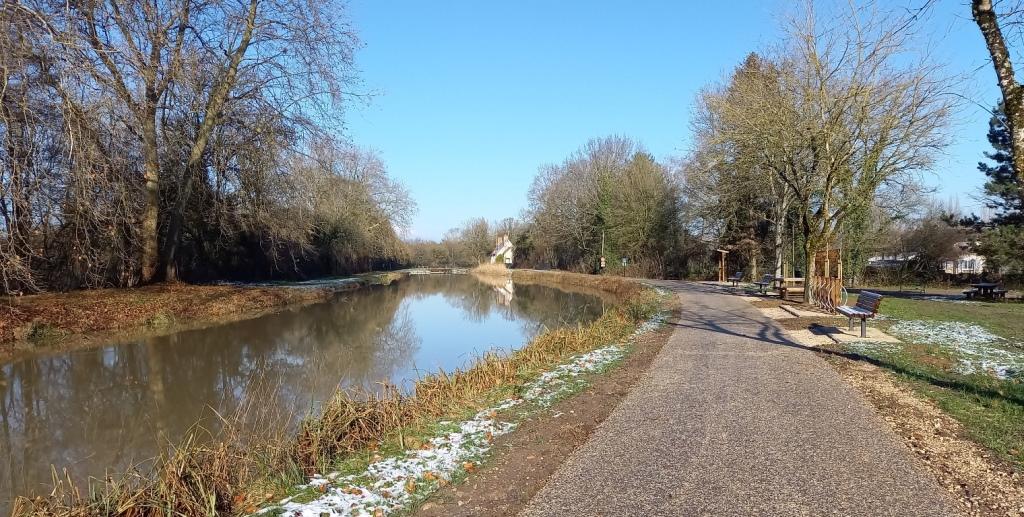 véloroute au bord du canal d'Orléans en hiver, au niveau de l'aire de repos du May (bancs, tables de pique-nique, arceaux vélos)