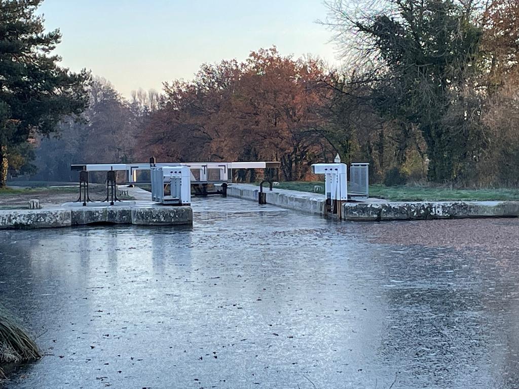 écluse avec portes en bois sur le canal d'Orléans gelé à Choiseau, commune de Coudroy-Loiret